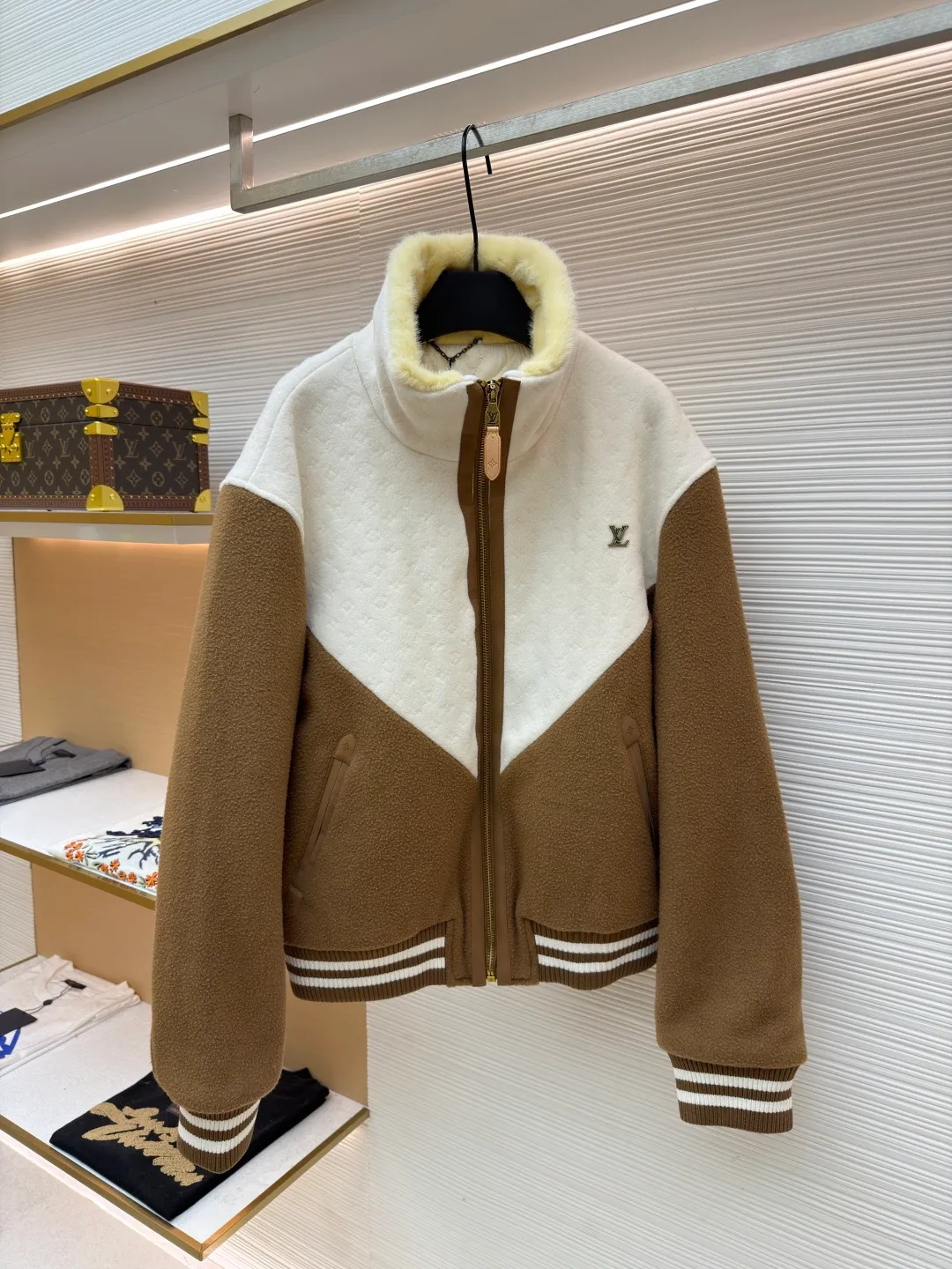 LOUIS VUITTON Shearling collar patchwork jacket ●Original version: 30006 purchase and development ●Item number: 1681987-C25 ●Fabric: wool fabric ●Technology: Positioning cutting machine ●Color: yellow and white ●Version: Fitted version ●Weight: about 1630 grams ●Size: S-M-L-XL ●Description: This sheepskin jacket injects a touch of chic après-ski casual style into your winter look. Featuring a striking 'V' yoke at the front and back, it's made from a blend of sheep's wool and tussah silk and embellished with a Monogram jacquard pattern. The soft shearling collar pulls up to wrap around the neck, while the quilted Monogram pattern on the interior further enhances warmth and comfort. The finishing touch is the LV trim on the chest and refined leather trim on the zippers and pockets. 90% sheep wool, 10% cashmere; Fabric 2: 86% sheep wool, 14% tussah silk; Lining 1: 100% polyester; Lining 2: 100% cotton; Filling: 100% polyester shearling; Cow leather; Except for trim; Contrast yoke with all-over logo jacquard Striped ribbed waist and cuffs The left chest is decorated with metal logo accessories. The quilted logo lining zipper opening and closing has a straight and delicate overall line. The fabric is comfortable and soft, and the color is consistent without color difference. It can be matched with the same style to create a fashionable look and control various occasions. Customized accessories, complete with three labels, same style for men and women!